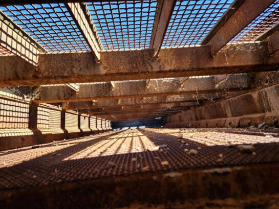VIBRATING SCREEN - ELRUS 6’ wide x 20’ long, triple deck incline vibrating screen - Image 8