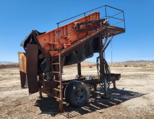 VIBRATING SCREEN - KOLBERG 6’ wide x 12’ long Single Deck Incline Pit Portable Vibrating Screen